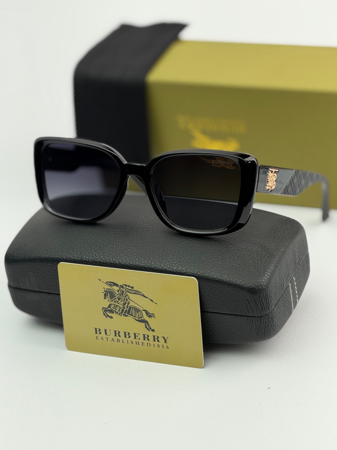 عینک افتابی زنانه برند باربری سبک و منعطف